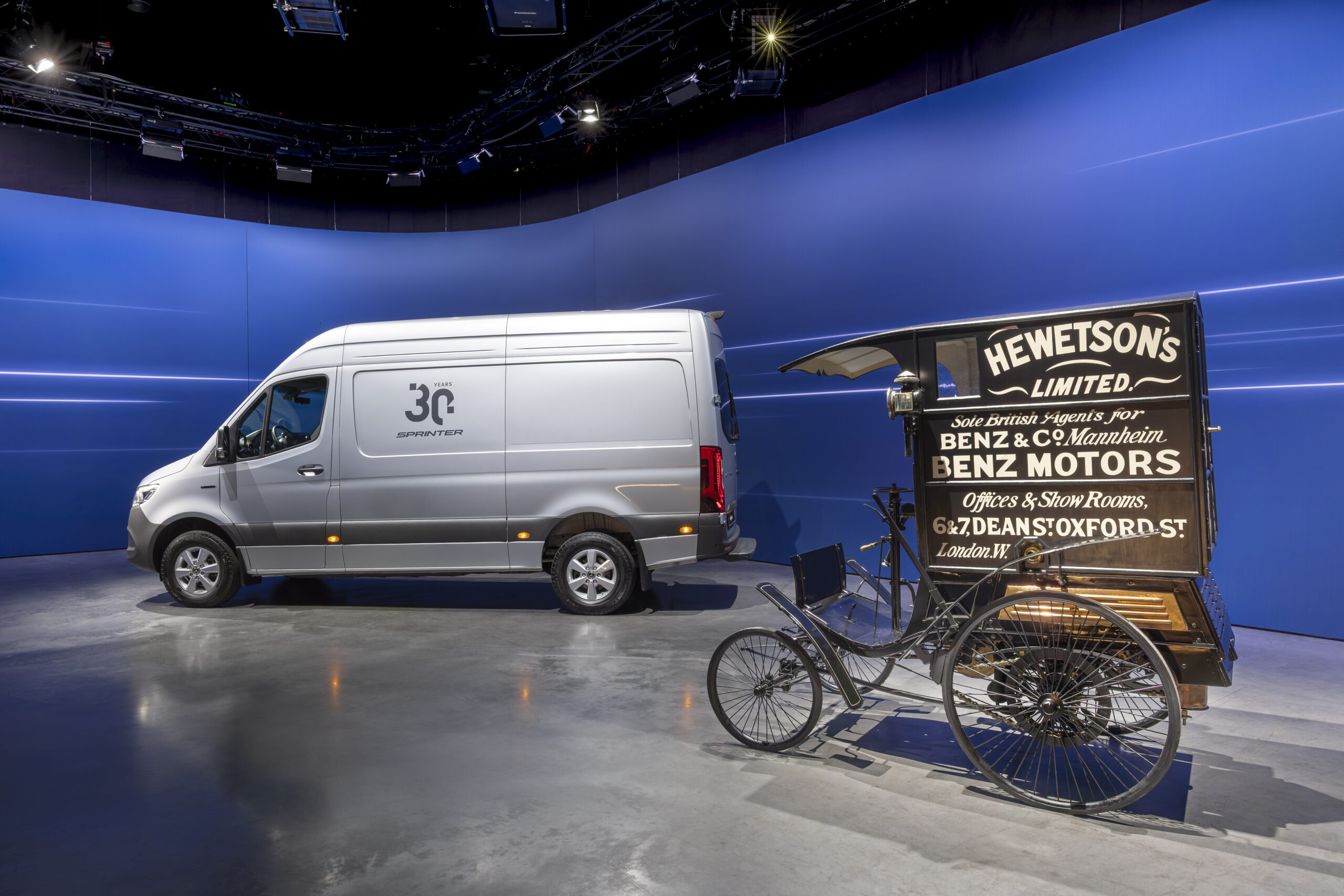 Mercedes-Benz Vans erfindet den Transporter abermals neu – maßgeschneidert für die Vielfalt gewerblicher KundenMercedes-Benz Vans reinvents the transporter once again – tailored to the diversity of commercial customers Mercedes-Benz Vans vuelve a reinventar la furgoneta: adaptada a la diversidad de los clientes comerciales